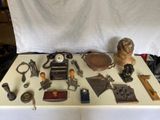 une table sur laquelle se trouvent de nombreux objets différents
