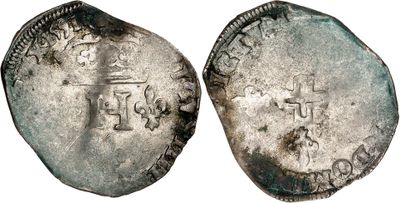 une pièce d'argent sur laquelle figurent une couronne et une croix au recto