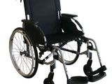un fauteuil roulant noir et argenté avec des roues, sur fond blanc