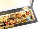 une boîte en bois contenant tout un tas de bijoux
