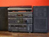 an image of a stereo system sitting on top of a wooden table