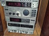 une radio posée sur une table