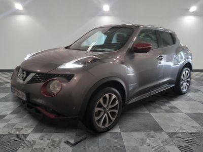 Le SUV Nissan Juke est garé dans une salle blanche.