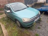 une petite voiture bleue garée à côté d'une remorque