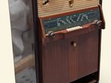 une vieille radio posée sur une table