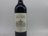 la bouteille de vin est posée sur une surface blanche