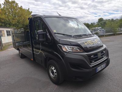 une camionnette noire garée dans un parking