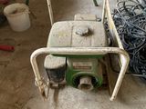 une petite machine posée sur le sol