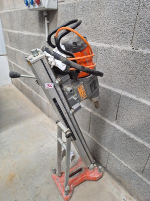 a machine that is sitting on a stand next to a wall