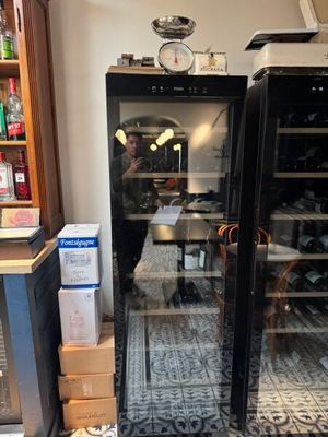 un homme debout devant un réfrigérateur dans une cuisine