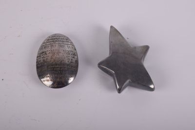 une paire de cuillères en argent ornées d'une étoile, posées l'une à côté de l'autre