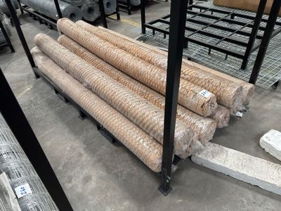 plusieurs pièces de bois sont empilées dans un entrepôt