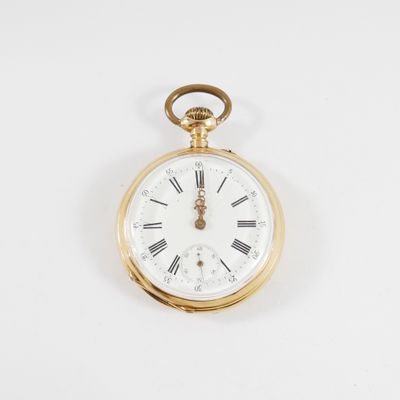 une montre de poche ancienne avec des chiffres romains sur le cadran