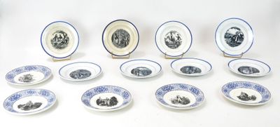un grand nombre d'assiettes posées sur une table