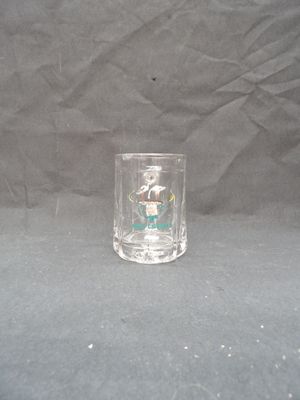 un petit verre dans lequel on voit l'image d'une personne