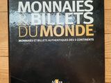 un livre posé sur une table en bois, avec une couverture noire