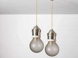 deux ampoules suspendues au plafond dans une pièce blanche