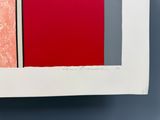 une image représentant un tableau montrant un carré rouge et gris sur un mur bleu