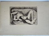 un dessin en noir et blanc représentant une femme nue allongée sur un canapé