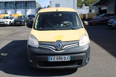 une petite camionnette jaune garée dans un parking