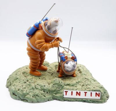 une figurine représentant un homme en combinaison d'astronaute avec un chien