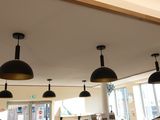 quatre lampes à lumière noire suspendues au plafond d'un restaurant