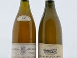 deux bouteilles de vin posées l'une à côté de l'autre sur une table