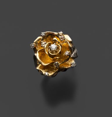 une bague en forme de rose en or et diamants, signée Van Cleef