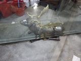 une table en verre sur laquelle se trouve un animal en métal