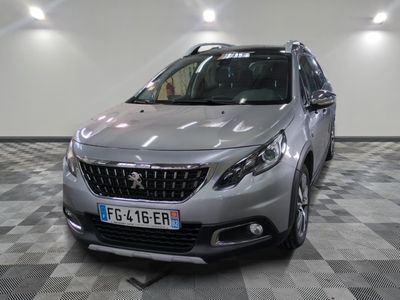 la voiture argentée est garée dans le garage sur le sol en damier