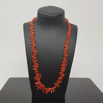 un collier de corail rouge sur un mannequin noir