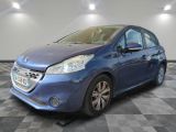 la voiture bleue est garée sur un sol en damier dans le garage