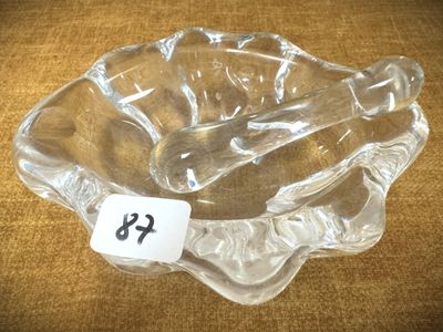 un saladier en verre transparent sur lequel sont posés une cuillère et un repose-cuillère
