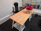 un bureau avec une chaise et une table sur laquelle se trouve un bol rouge