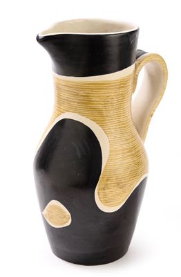 un vase noir et blanc orné d'un motif jaune et noir