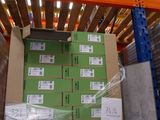 une grande caisse remplie de cartons, posée sur une palette dans un entrepôt