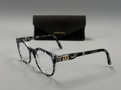 les lunettes sont posées sur la table, à côté d'un étui noir