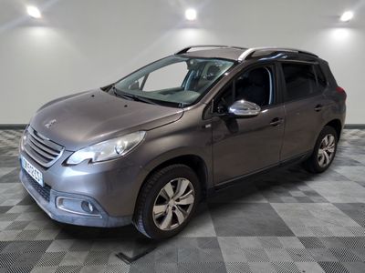 la voiture grise est garée sur un sol en damier dans le garage