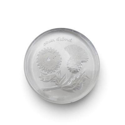 une image représentant une pièce d'argent ornée d'un motif floral