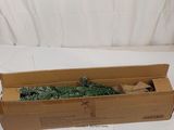 une boîte contenant un sapin de Noël, posée sur une table