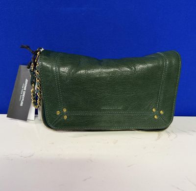 un sac à main vert avec une chaîne qui pend à l'avant