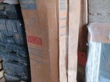 une pile de cartons posée sur une palette près d'une fenêtre