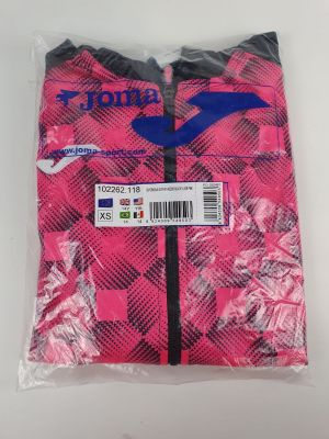 un gros plan sur une chemise rose avec une fermeture éclair noire
