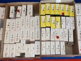 de nombreux paquets de cigarettes posés sur une surface bleue