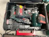 une boîte à outils avec des outils sur le sol