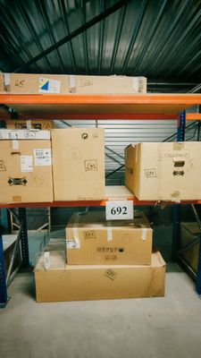 des boîtes sont empilées dans un entrepôt