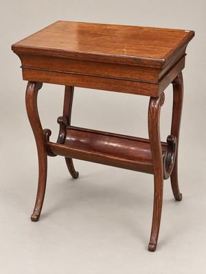 une petite table en bois surmontée d'une étagère