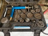 l'image d'une boîte à outils contenant des outils