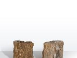 deux morceaux de bois posés l'un à côté de l'autre sur une surface blanche