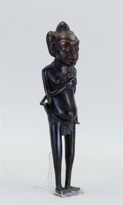Sculpture en bronze patiné représentant une mère avec son en…